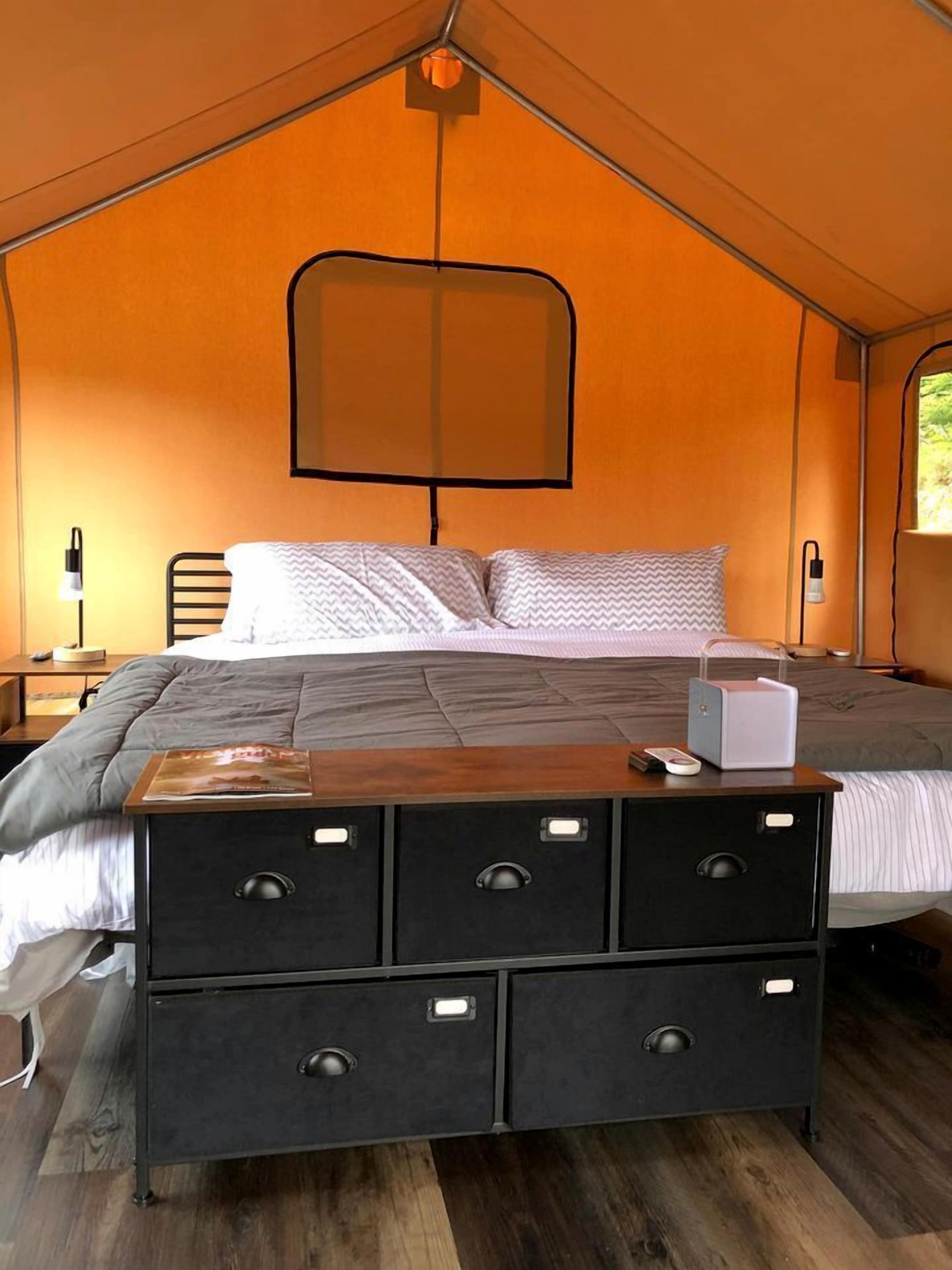 1 bedroom, bed sheets