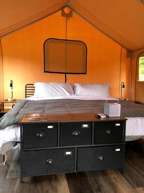 1 bedroom, bed sheets