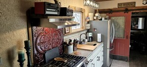 Fridge, oven, stovetop, dishwasher - Gorgeous Container for a Romantic Getaway on a Ranch with Incredible Views in Gainesville, Missouri (Gainesville)
