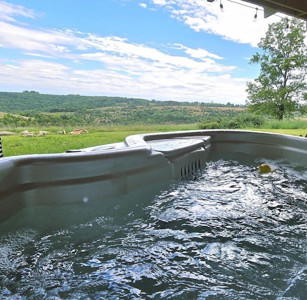 Outdoor spa tub