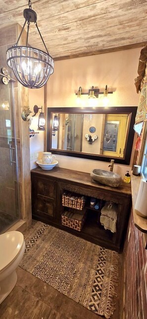 Towels, soap, shampoo, toilet paper - Gorgeous Container for a Romantic Getaway on a Ranch with Incredible Views in Gainesville, Missouri (Gainesville)