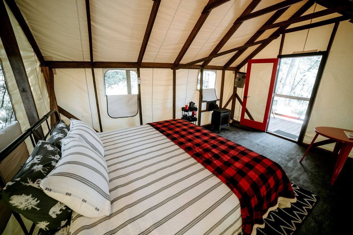 1 bedroom, bed sheets