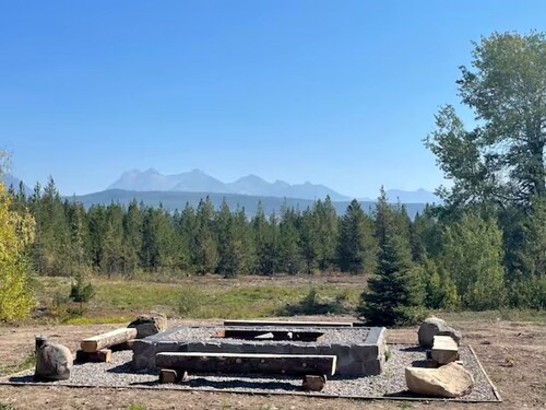Secluded Cabin in Polebridge, Montana, with Fantastic Views of Glacier National Park - Dream Glamping Experience