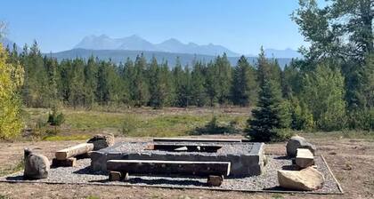 Secluded Cabin in Polebridge, Montana, with Fantastic Views of Glacier National Park - Dream Glamping Experience