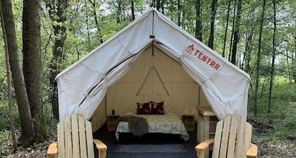 Cozy Secluded Safari Tent Immersed in Nature in Ravenna, Ohio