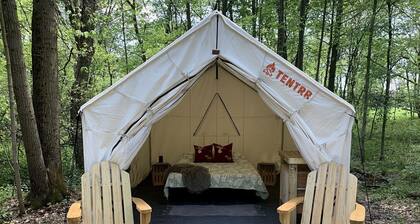 Cozy Secluded Safari Tent Immersed in Nature in Ravenna, Ohio