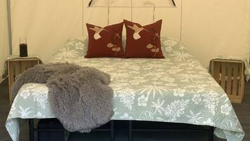 1 bedroom, bed sheets
