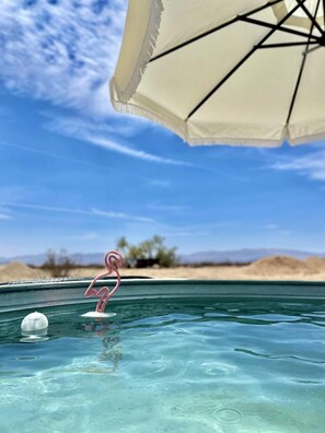 Outdoor spa tub - Gorgeous Yurt with Tank Pool, Fire Pit and Barbecue in Wonder Valley, California (Wonder Valley)