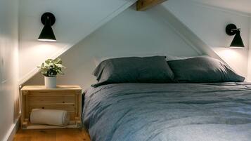 1 bedroom, desk, bed sheets