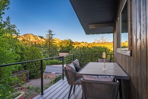 Outdoor dining - Cabin 265 — Summer Discounts - Book Now (Sedona)