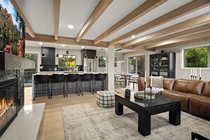 Interior - Cabin 265 — Summer Discounts - Book Now (Sedona)
