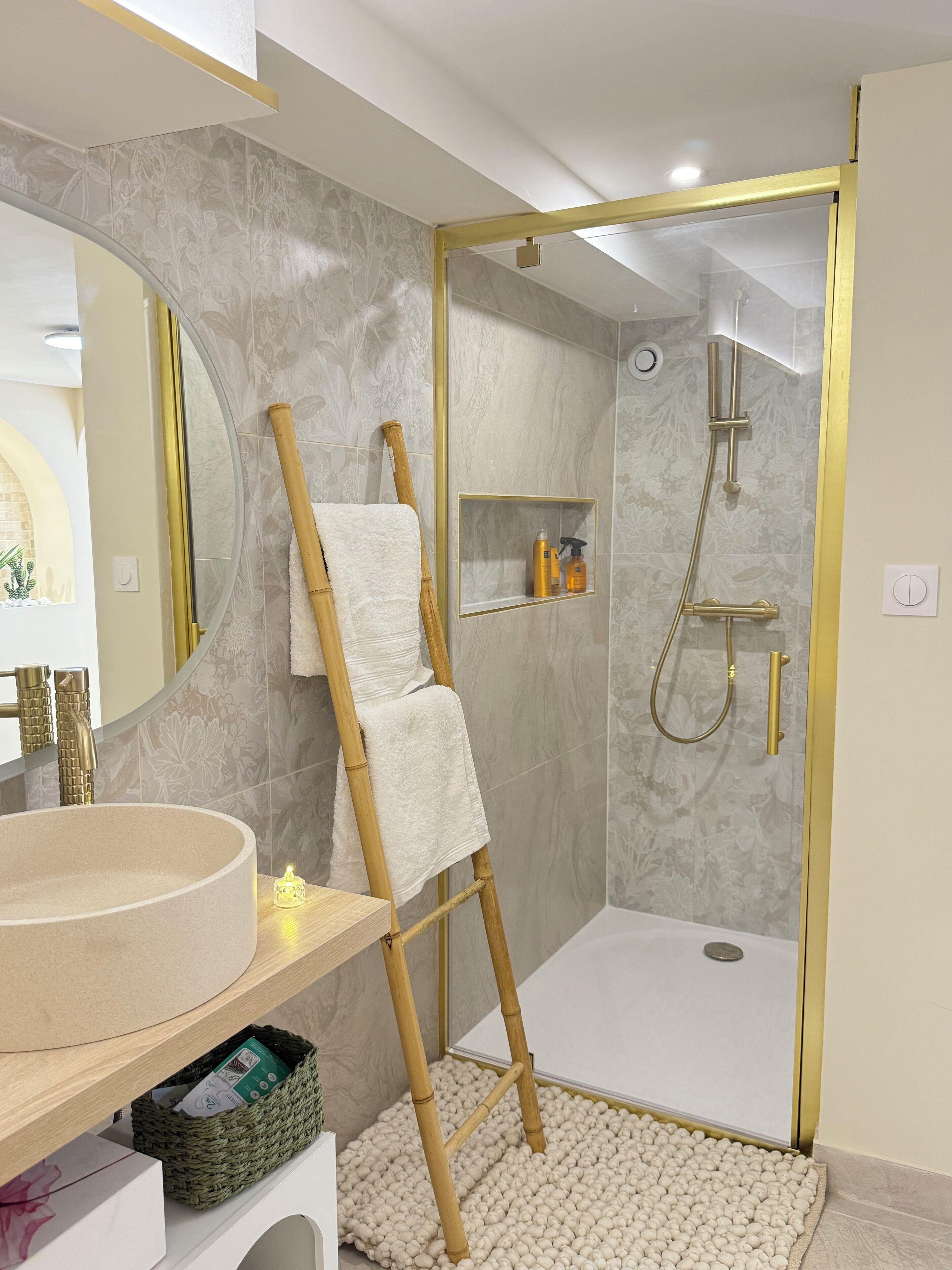 Shower, jetted tub, hair dryer, towels