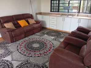 Huis, 2 slaapkamers, terras, uitzicht op tuin | Woonruimte