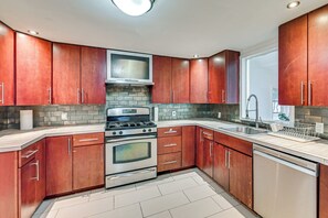 Refrigerador, placa de cocina, lavavajillas, utensilios de cocina