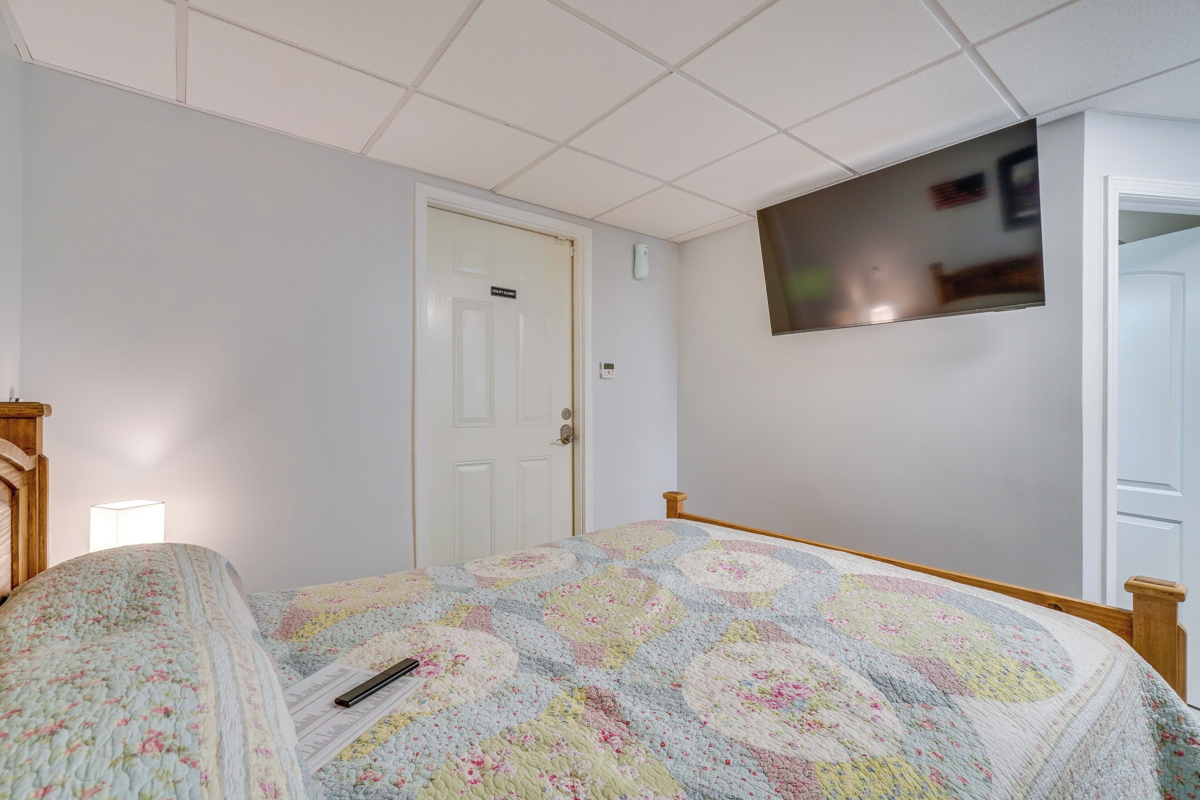 Tabla de planchar con plancha, cuna de viaje, internet y ropa de cama 