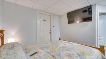 Tabla de planchar con plancha, cuna de viaje, internet y ropa de cama