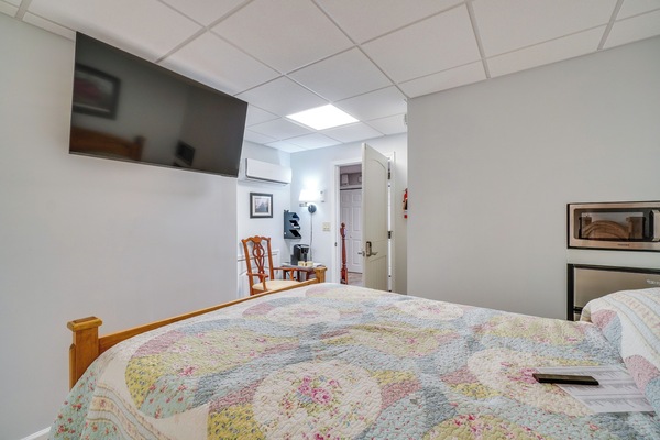 Etowah Vacation Rental | Studio | 1BA | Stairs Required | 300 Sq Ft