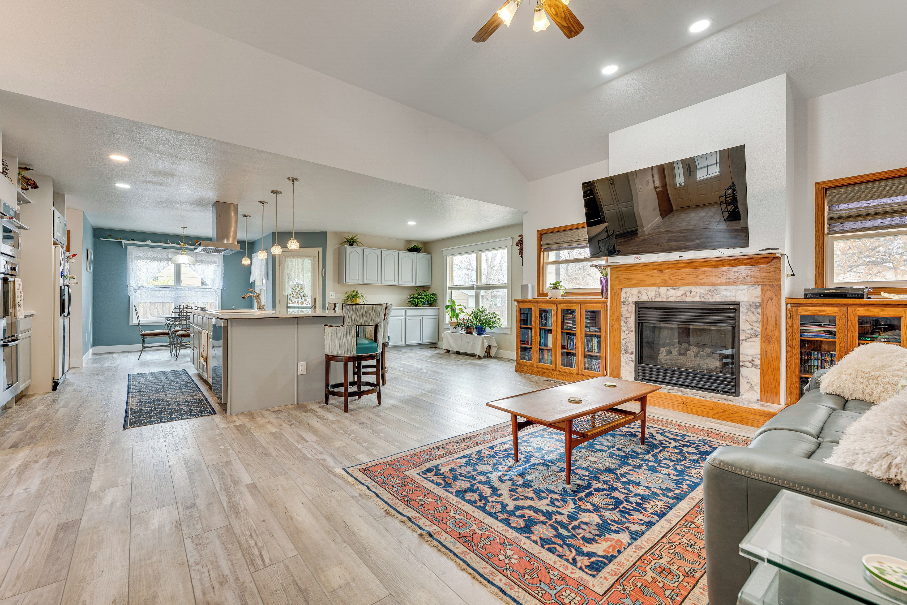 Televisión y chimenea 