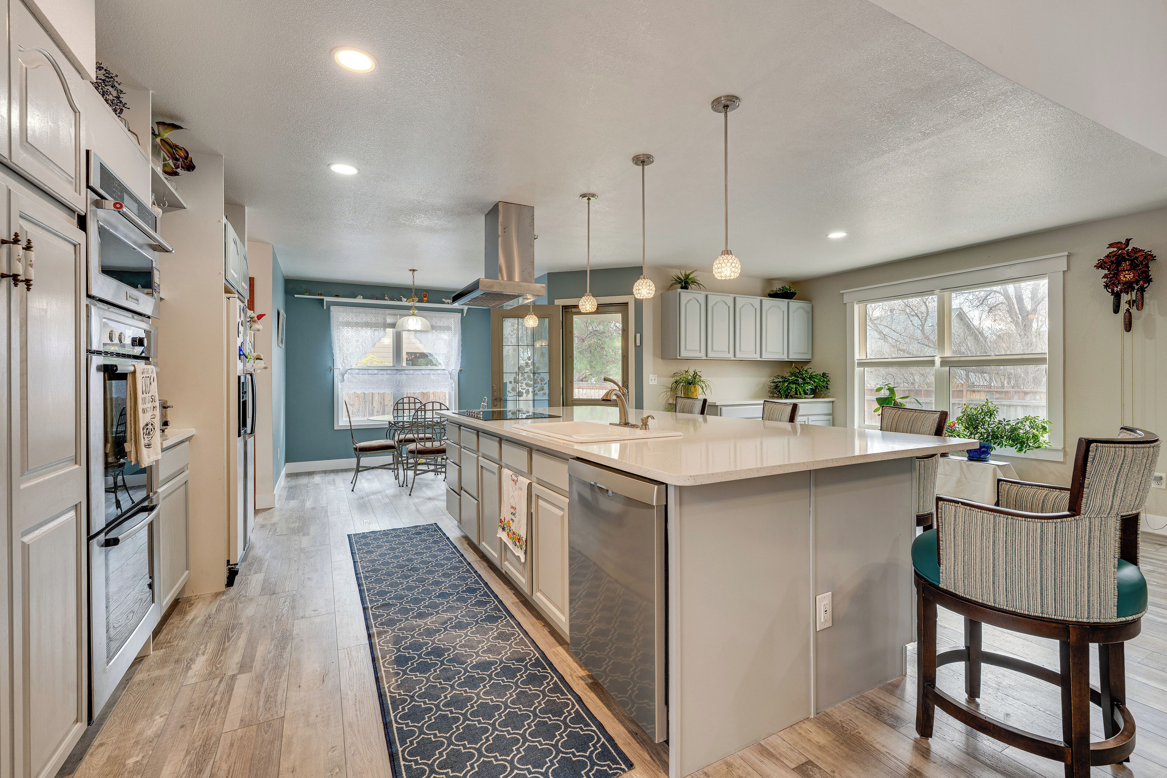 Kühlschrank, Mikrowelle, Herdplatte, Geschirrspüler