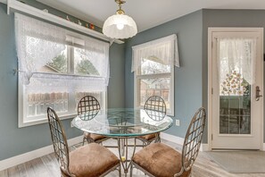 Dining - 4 Mi to TPC Colorado: Dog-Friendly Gem in Berthoud (Berthoud)