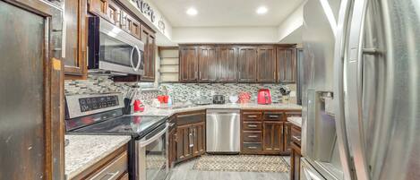 Kühlschrank, Mikrowelle, Herdplatte, Geschirrspüler