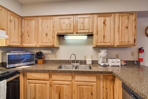 Geladeira, micro-ondas, cooktop, lava-louças