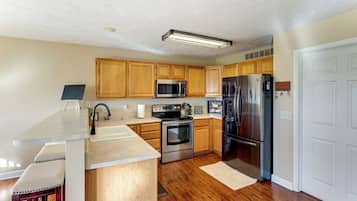 Kühlschrank, Mikrowelle, Herdplatte, Geschirrspüler