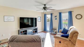 Fernseher, Kamin, Bücher