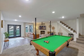 Games room - Covered Deck & Fire Pit: Weaverville Getaway! (Weaverville)