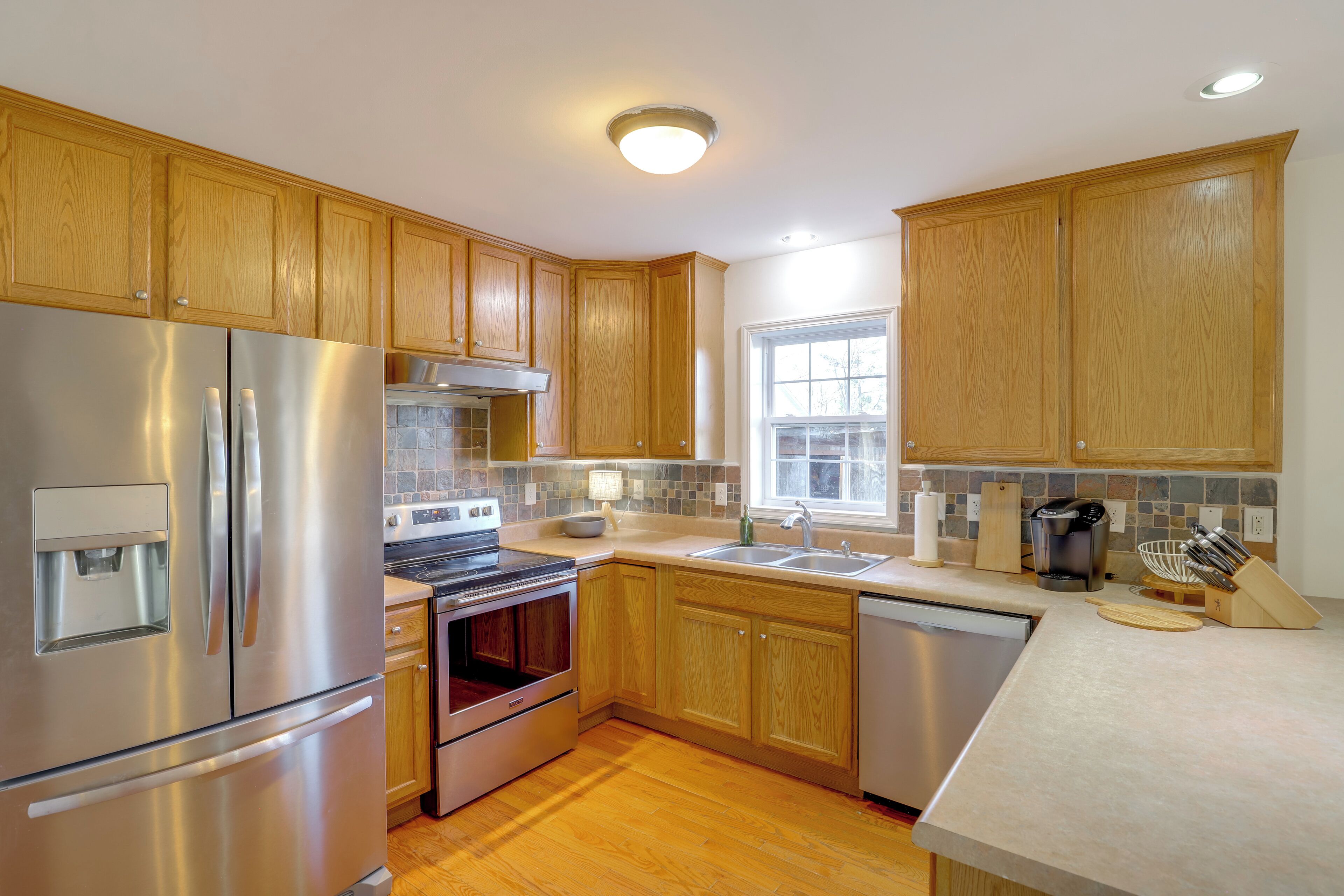 Réfrigérateur, micro-ondes, plaque de cuisson, lave-vaisselle