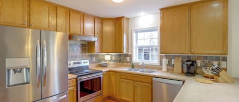 Réfrigérateur, micro-ondes, plaque de cuisson, lave-vaisselle