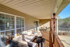 Outdoor dining - Covered Deck & Fire Pit: Weaverville Getaway! (Weaverville)