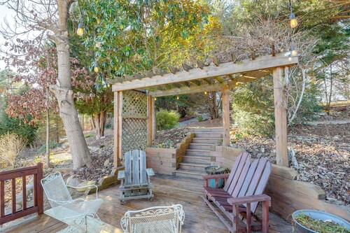 Covered Deck & Fire Pit: Weaverville Getaway!