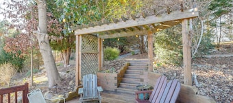 Covered Deck & Fire Pit: Weaverville Getaway!
