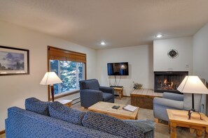 Fernseher, Kamin, Bücher