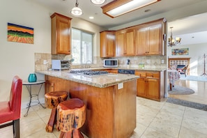 Fridge, microwave, dishwasher, coffee/tea maker - Extended Wine Country Stay! Cozy Home in Sonoma (Sonoma)