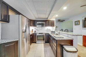 Køleskab, mikrobølgeovn, kogeplade, kaffe-/temaskine