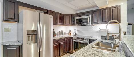 Réfrigérateur, micro-ondes, plaque de cuisson, cafetière/bouilloire