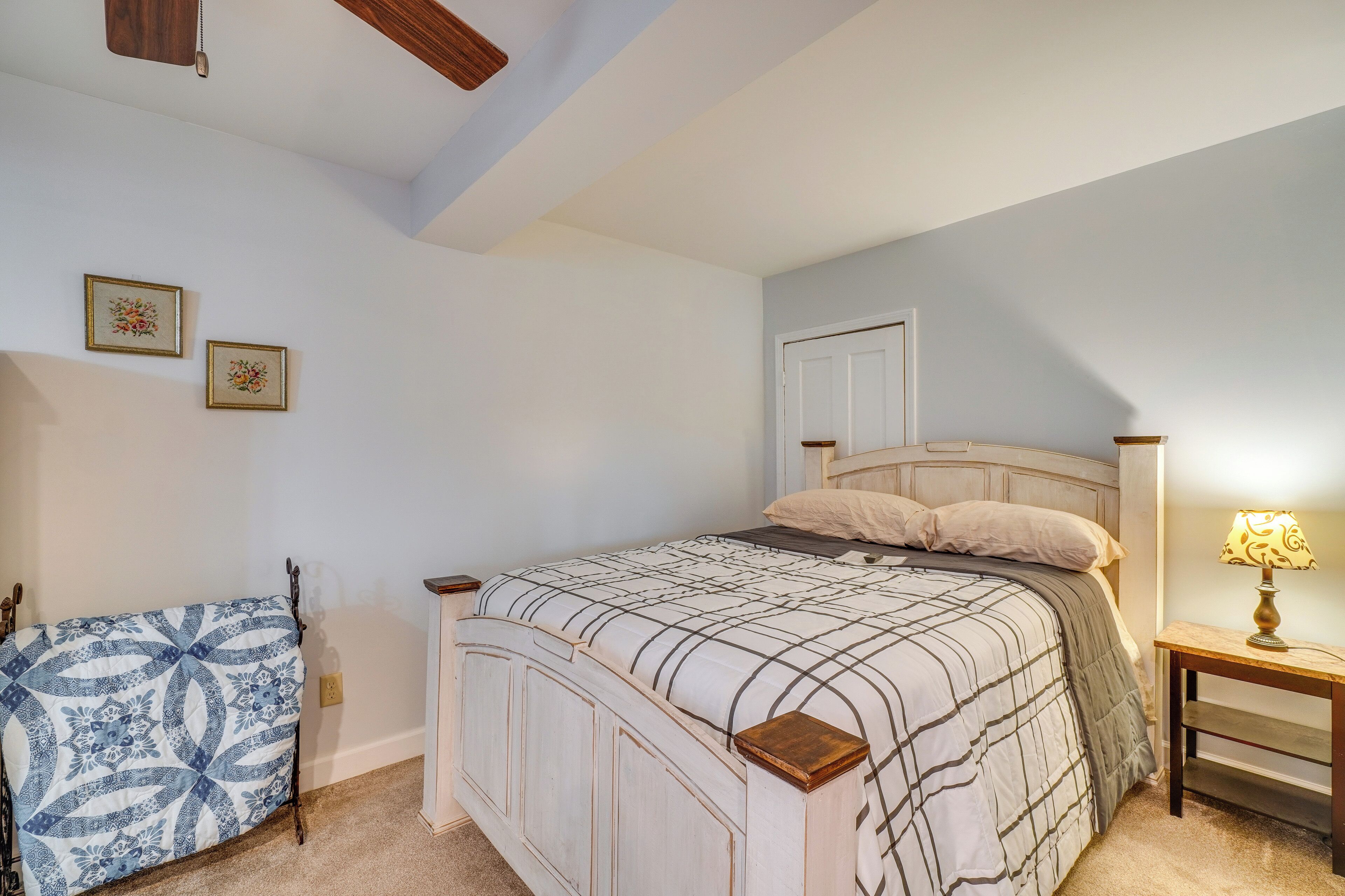 Tabla de planchar con plancha, cuna de viaje, internet y ropa de cama 