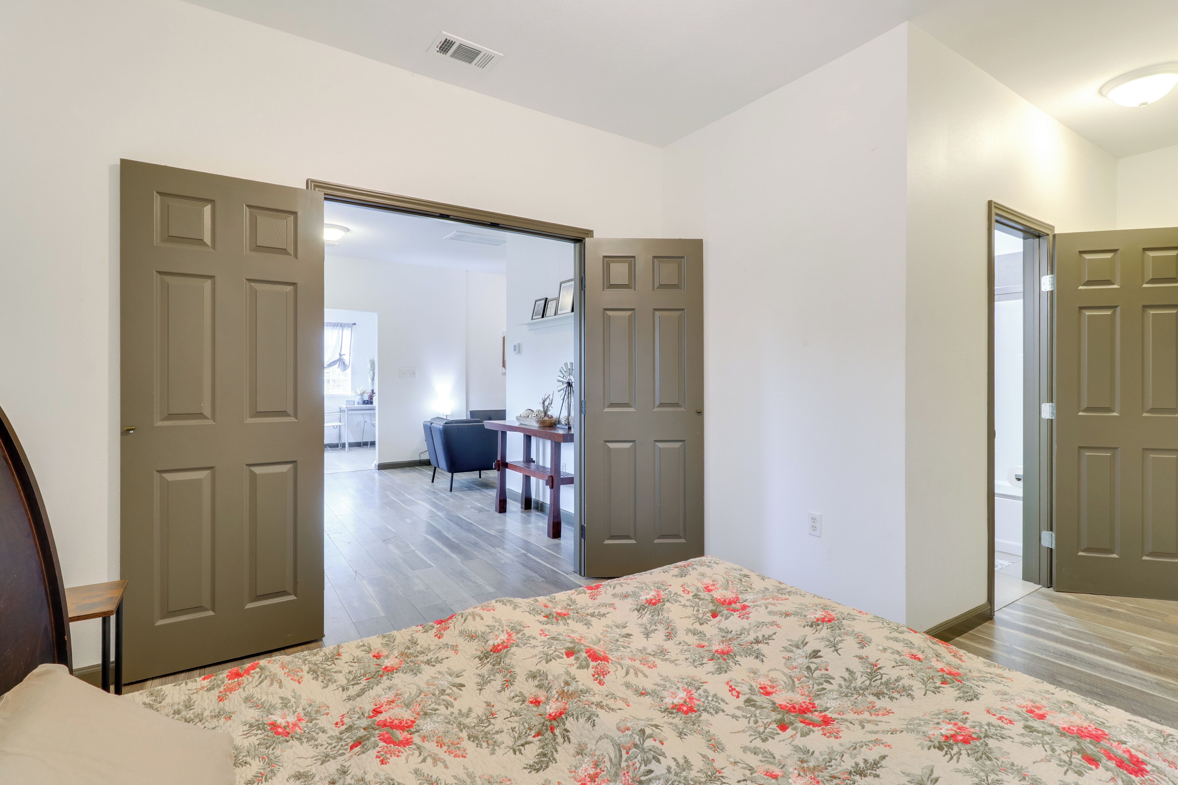 1 bedroom, bed sheets