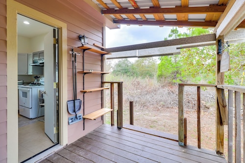 4 Mi to Lake Bastrop: Pet-Friendly Apartment!