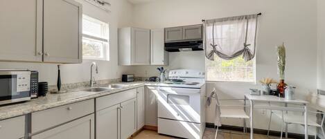 Refrigerador, microondas, placa de cocina, cafetera/tetera