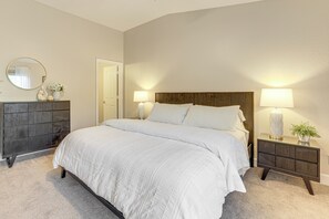 2 habitaciones, escritorio, tabla de planchar con plancha y internet 
