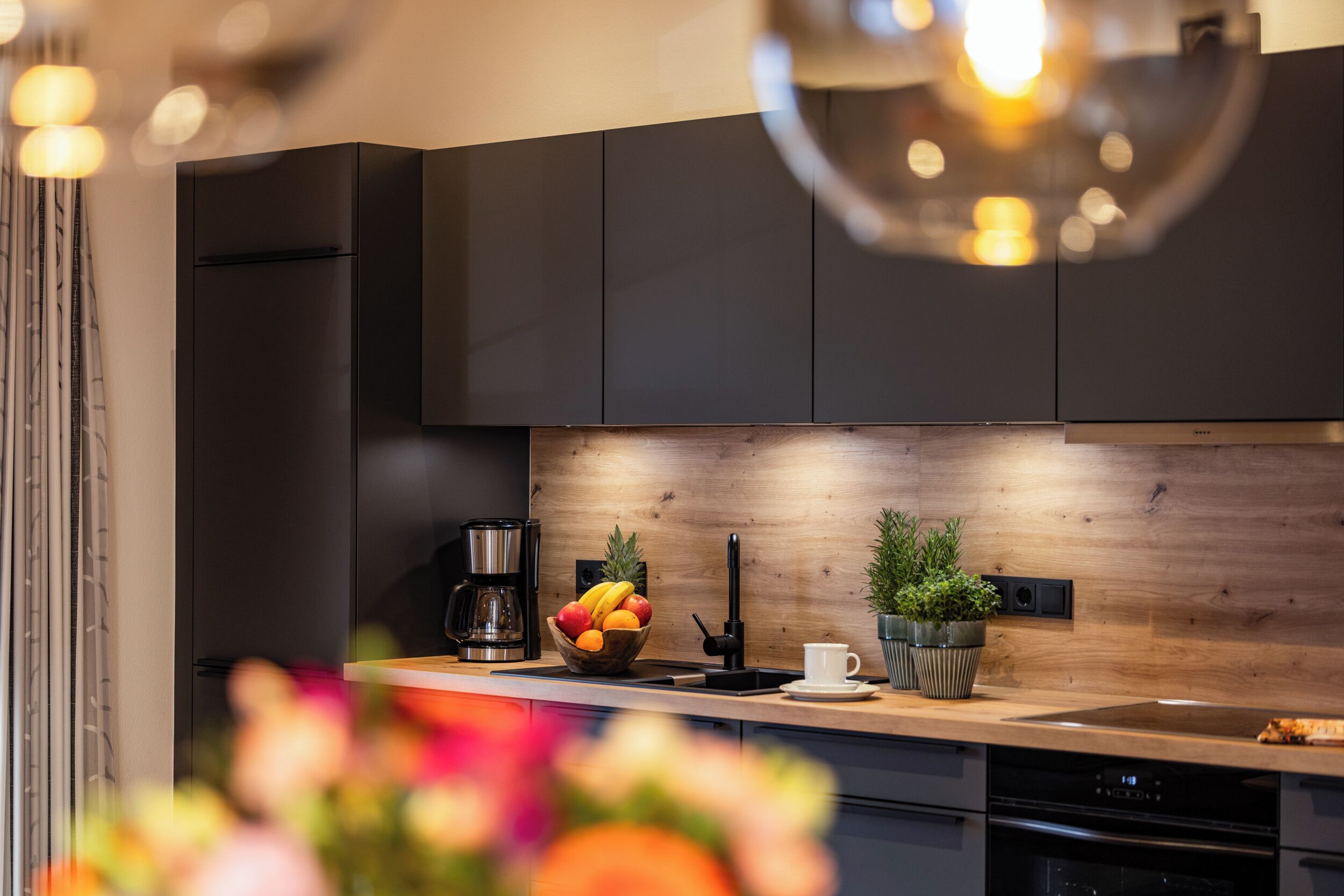 Kjøleskap, ovn, kokeplater og oppvaskmaskin