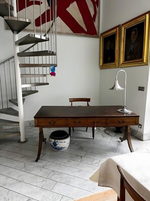 المنشأة من الداخل