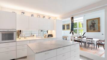 Fridge, oven, stovetop, dishwasher