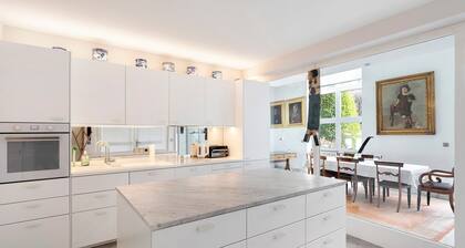 Spacious, bright apartment
