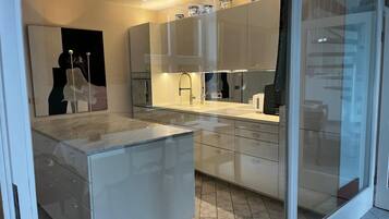 Fridge, oven, stovetop, dishwasher