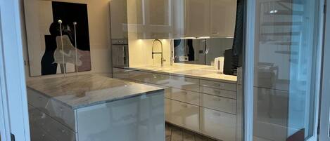 Kühlschrank, Ofen, Herdplatte, Geschirrspüler