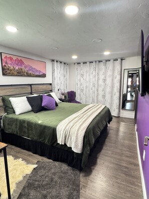 Tabla de planchar con plancha, wifi y ropa de cama